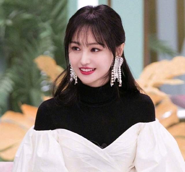 郑爽小号彻底曝光,晒近照假鼻子抢镜,开车出行笑容满面