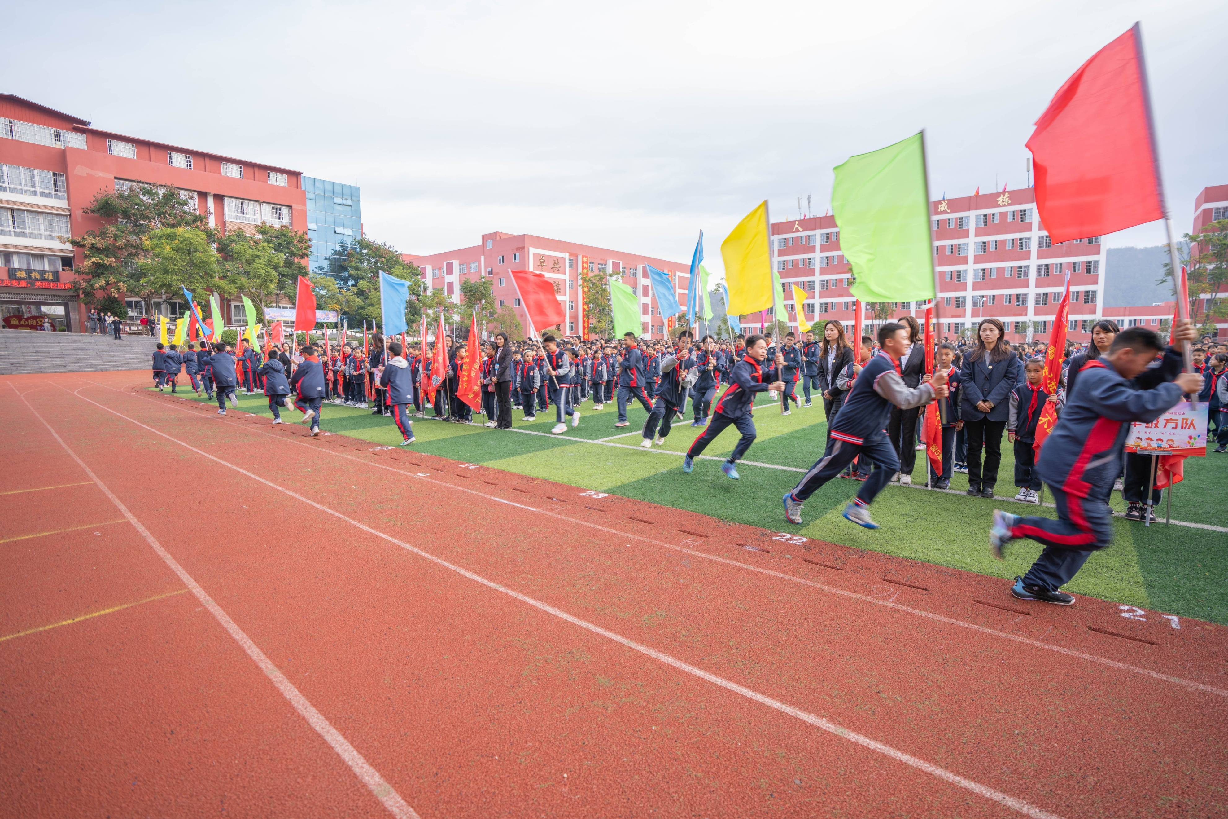 毕节梁才学校成功举行第九届小学生田径运动会