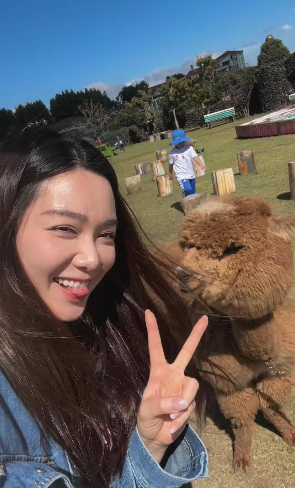 汤洛雯举止引网友担心:怀孕了还这么活跃?