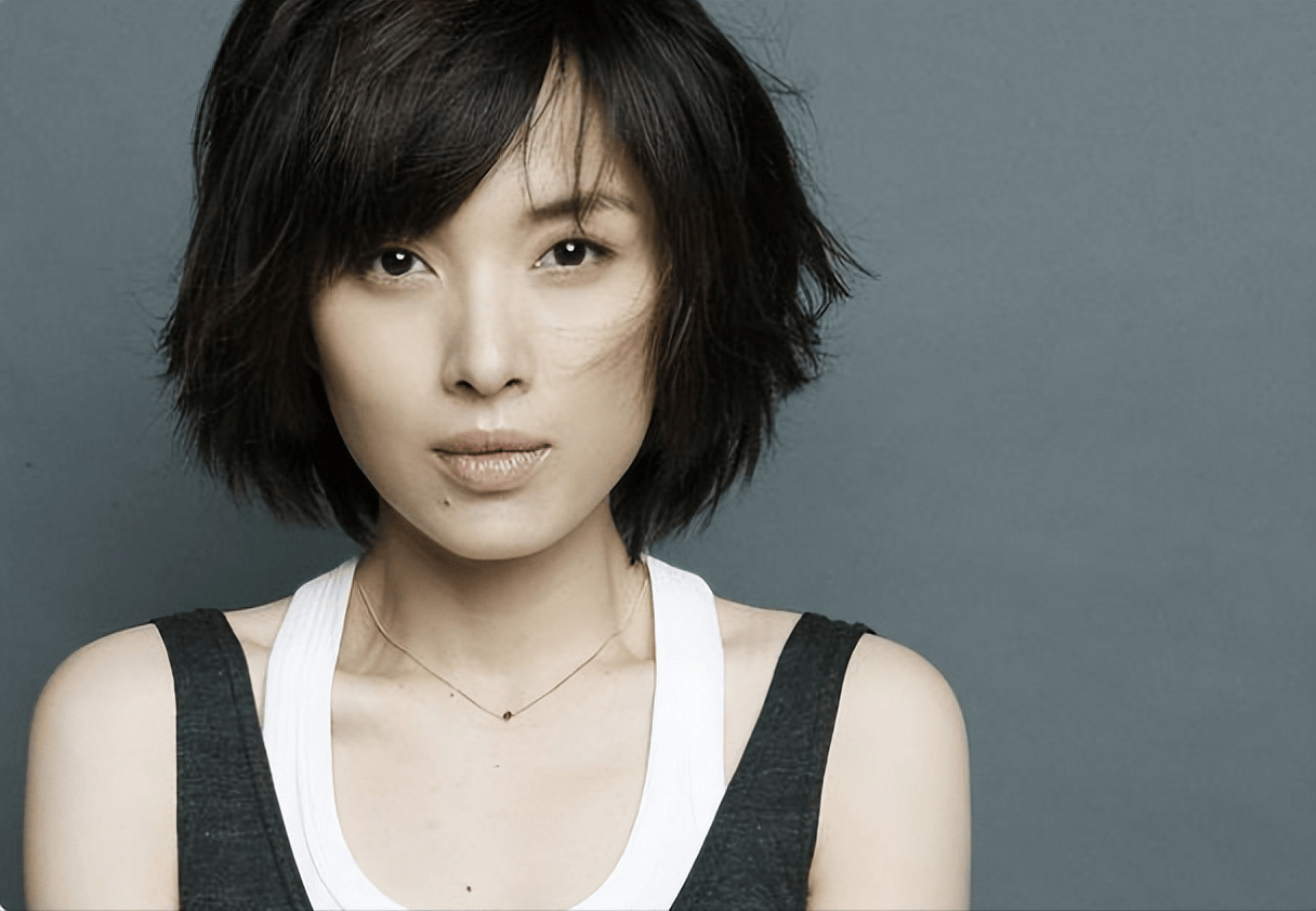她与富商离婚后,二婚嫁给初婚的靳东,高龄生子也幸福