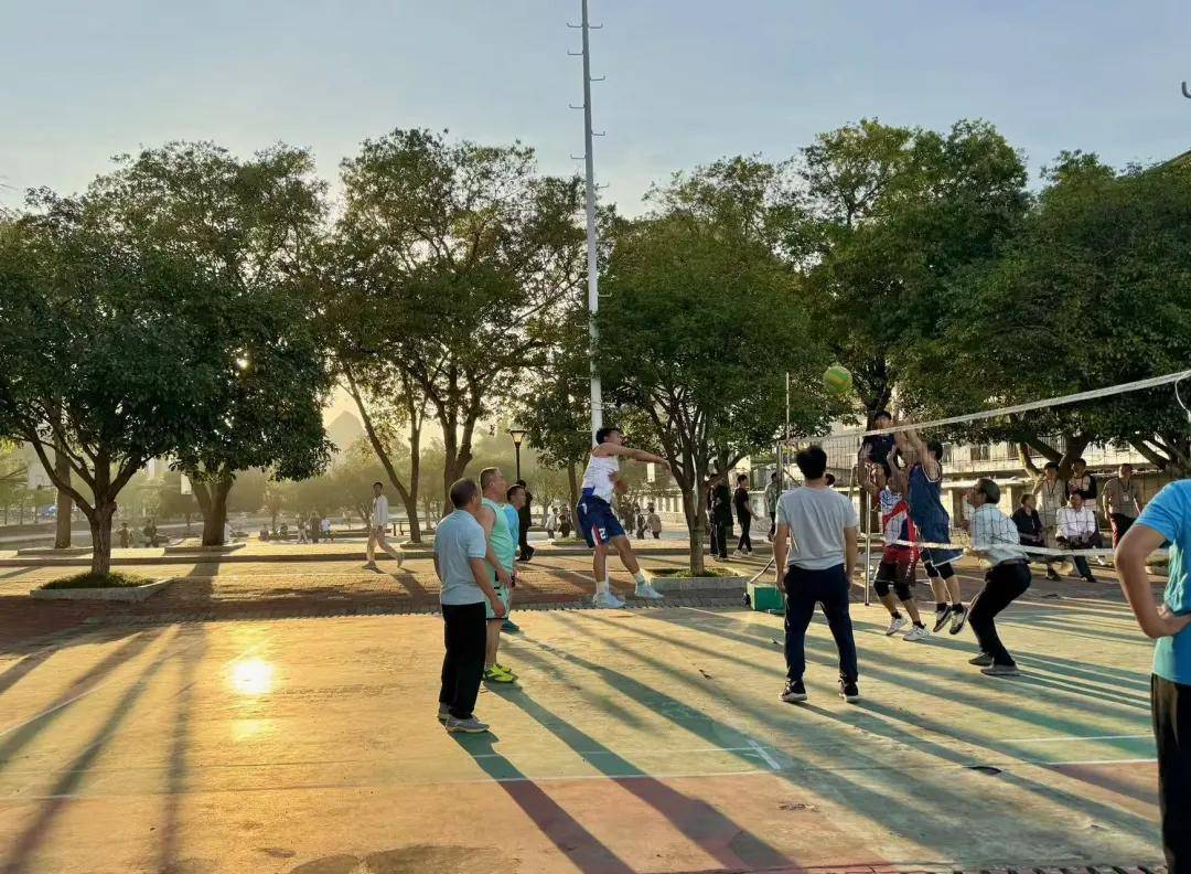 荔浦市第三中学八十华诞:教职工篮球投球,气排球活动顺利举行!