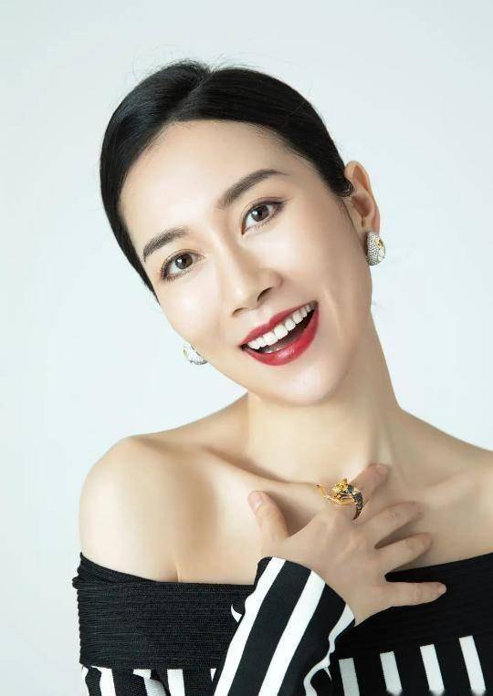 演员温峥嵘:戏红人不红,为人低调不张扬,嫁初恋丈夫恩爱至今