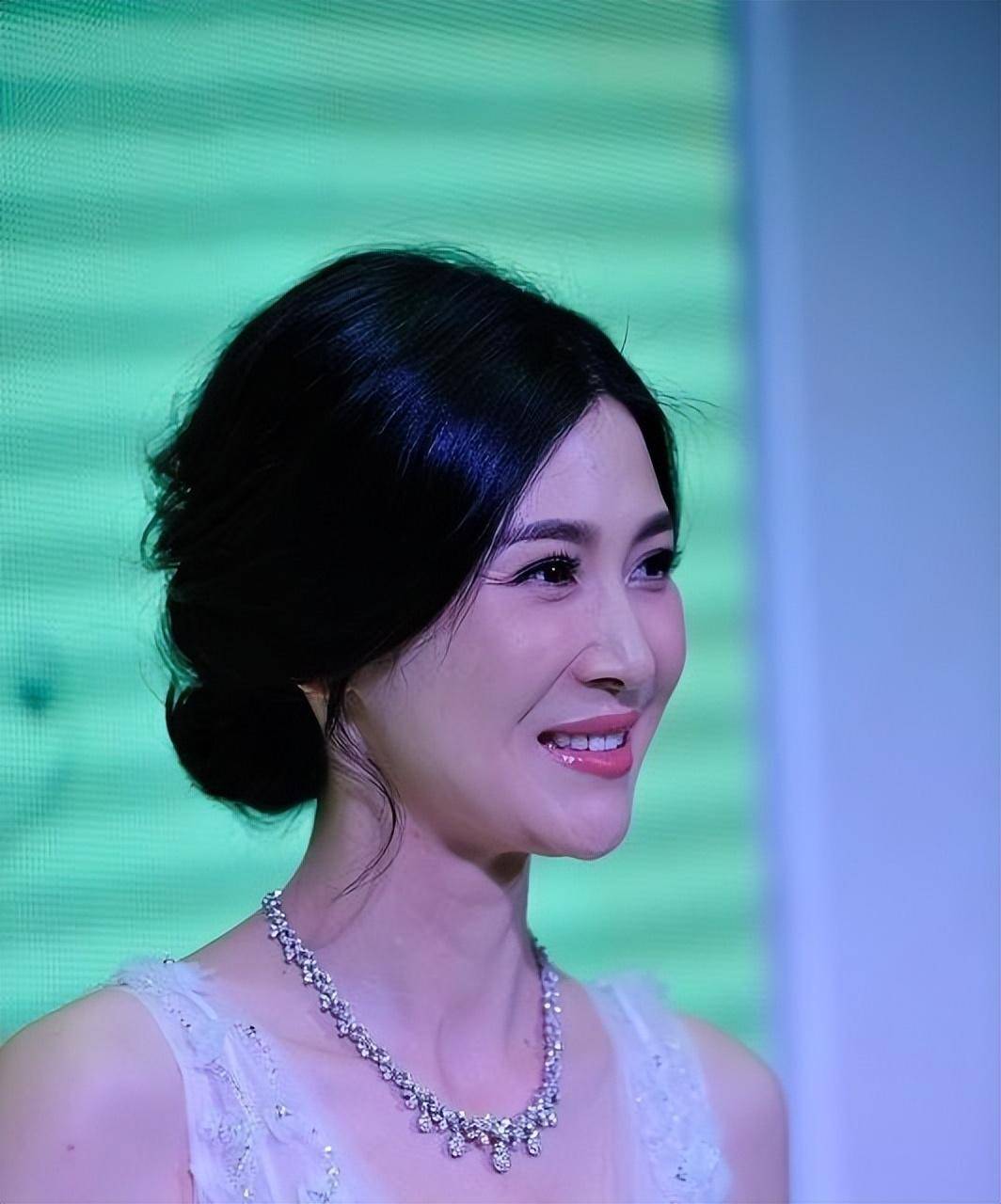 她是"亮剑女神",为嫁富豪抛弃恋爱5年的周一围,今活成了笑话