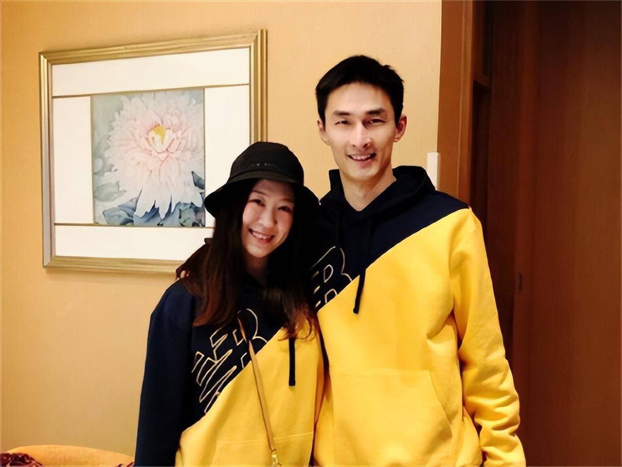 米杨:2019年嫁上海名将,33岁两颊圆润,2022年与继女相处融洽