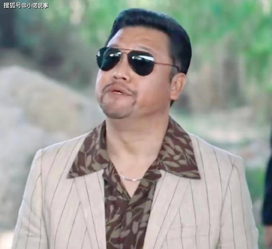 44岁贾冰登《时尚芭莎》造型出位,穿渔网套麻袋,网友:确实厉害