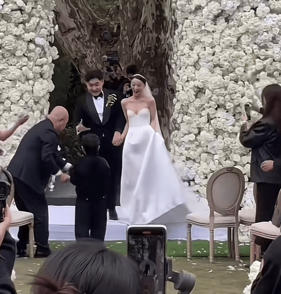 张百乔小雪婚礼大揭秘:花小龙携女友惊艳亮相,闺蜜皓瑞泪洒现场