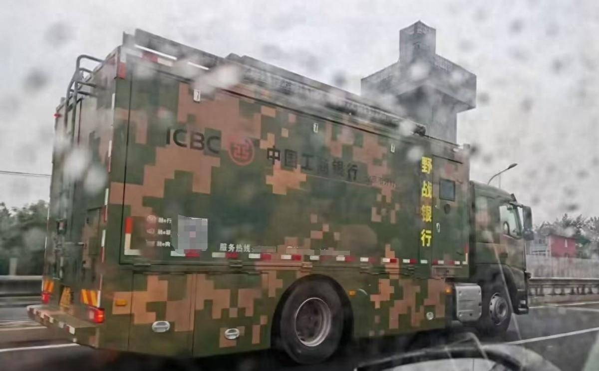 有网友在国内某道路上拍到了一辆喷涂有解放军陆军丛林数字迷彩的车辆