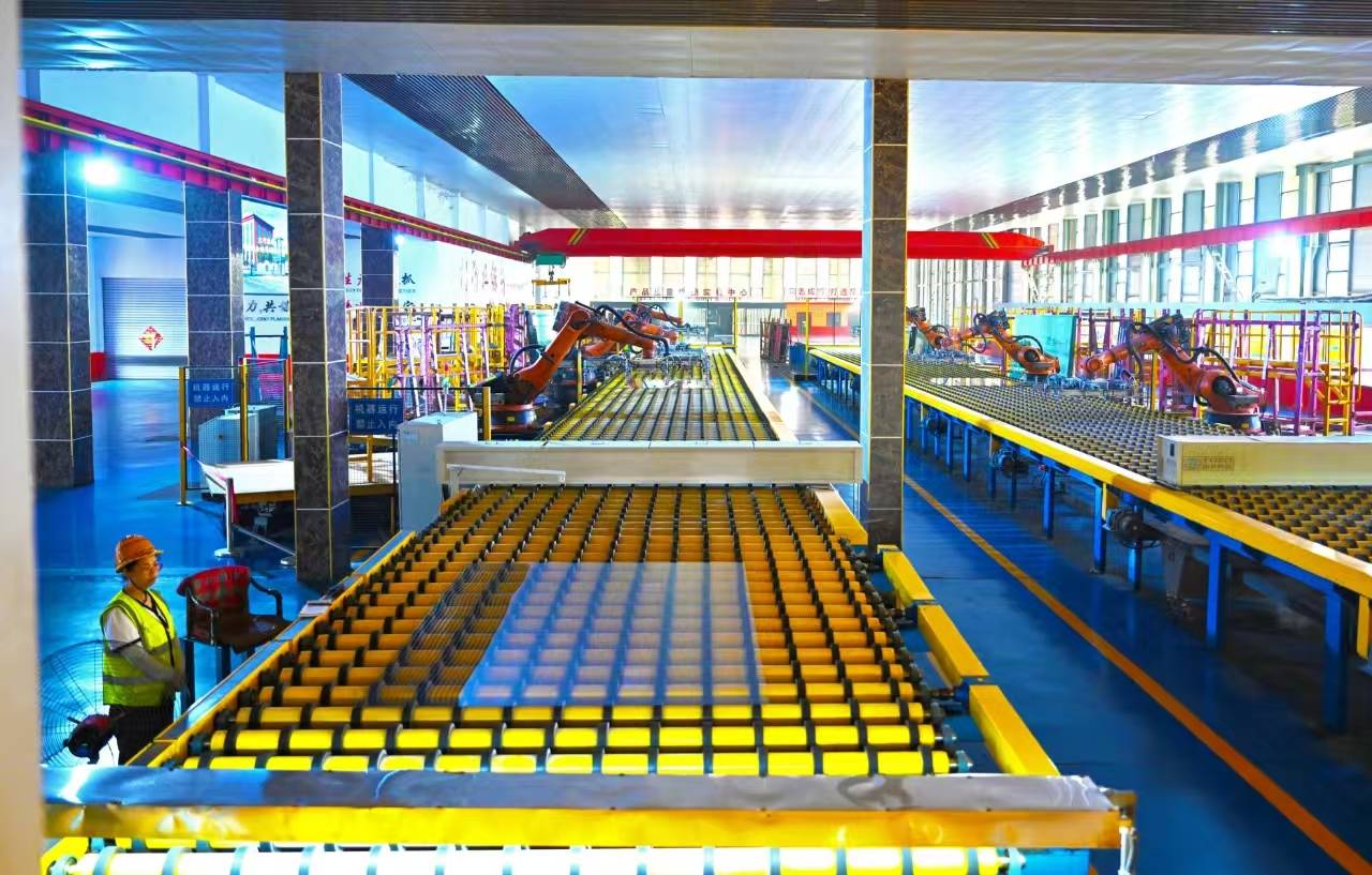 沙河市锚定高端化智能化绿色化推动玻璃产业转型升级