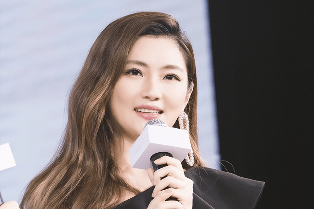 任家萱带儿子听音乐会,无遮挡任人拍照,手戴婚戒烧伤疤痕抢镜_selina