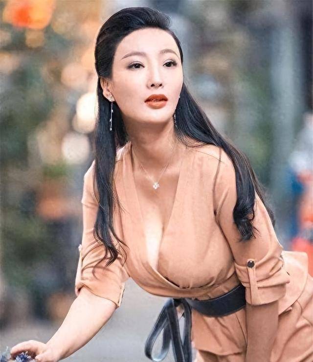 乳神!王李丹妮因太大无法跑步内衣难买睡觉也要左右换边