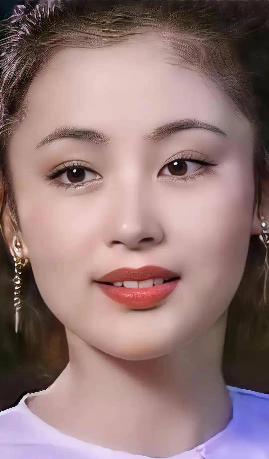 究竟有多美看到年轻照就知道