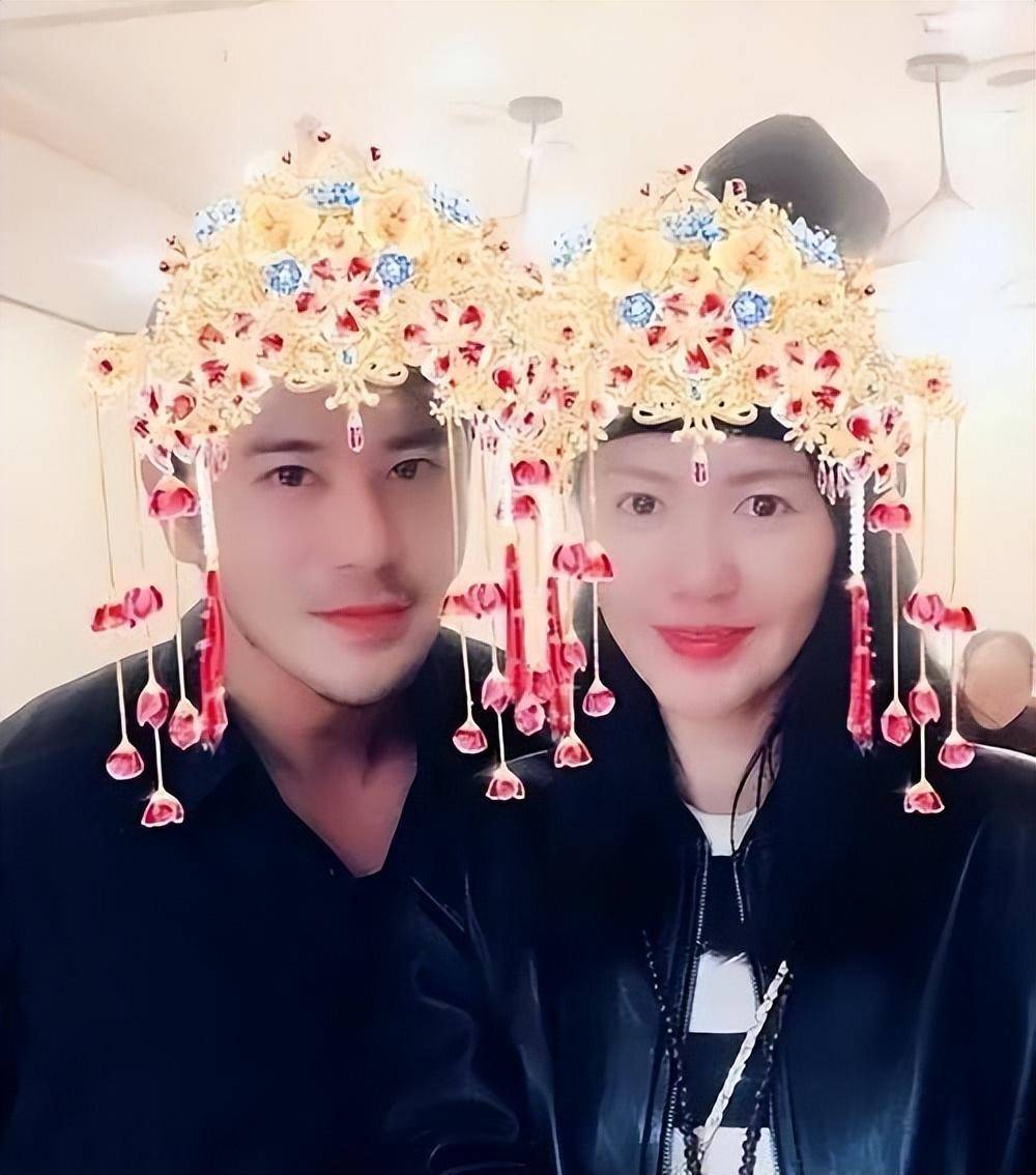 原来是他娶了谭维维!被誉为"不老男神",曾在海拔5600米上求婚