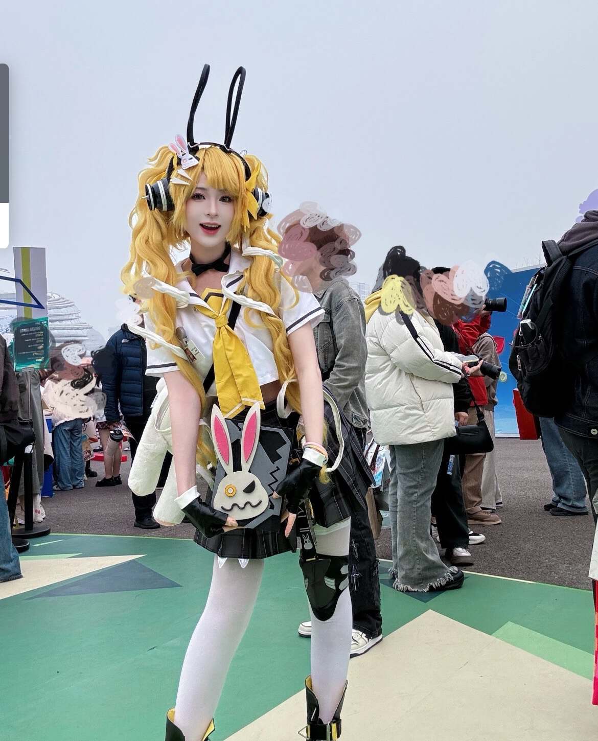 网红cos安琪拉,身穿白色丝袜外加黑色小短裙,造型还原又青春