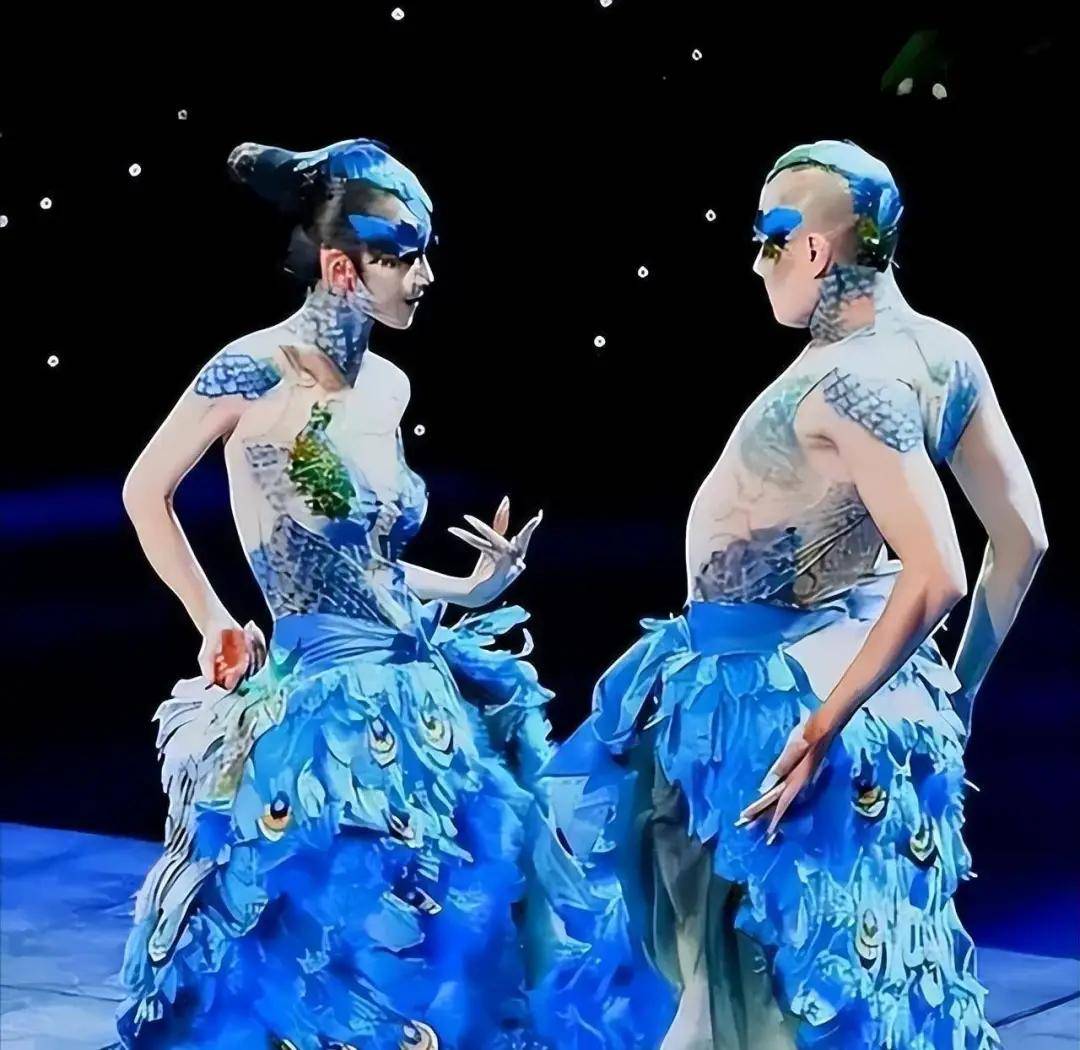 杨丽萍上台没穿衣服?服装都是彩绘的,镜头放大时太"抢眼"!