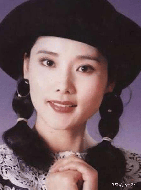 36年后,再看何赛飞"卑躬屈膝"的丈夫,才明白这场裸婚的含金量