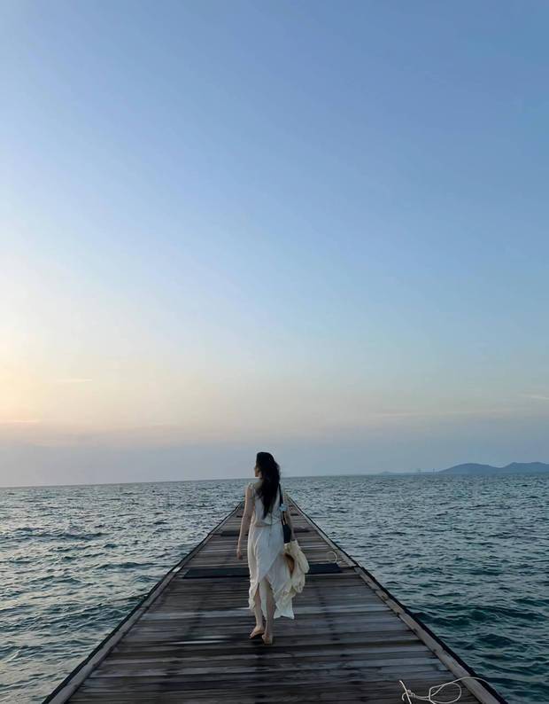 海边花朵风景少女图片