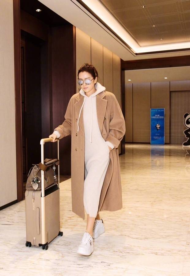 巩俐驼色大衣造型优雅低调 戴墨镜插兜走路气场强