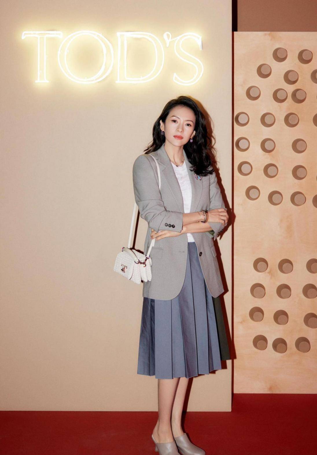 要搁以前,大家总觉得女演员到了45岁,怎么着也该开始演些老干部的角色