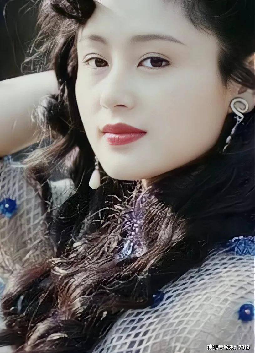 "沉鱼落雁,闭月羞花"的美貌,她应该是90年代内地第一美女吧!