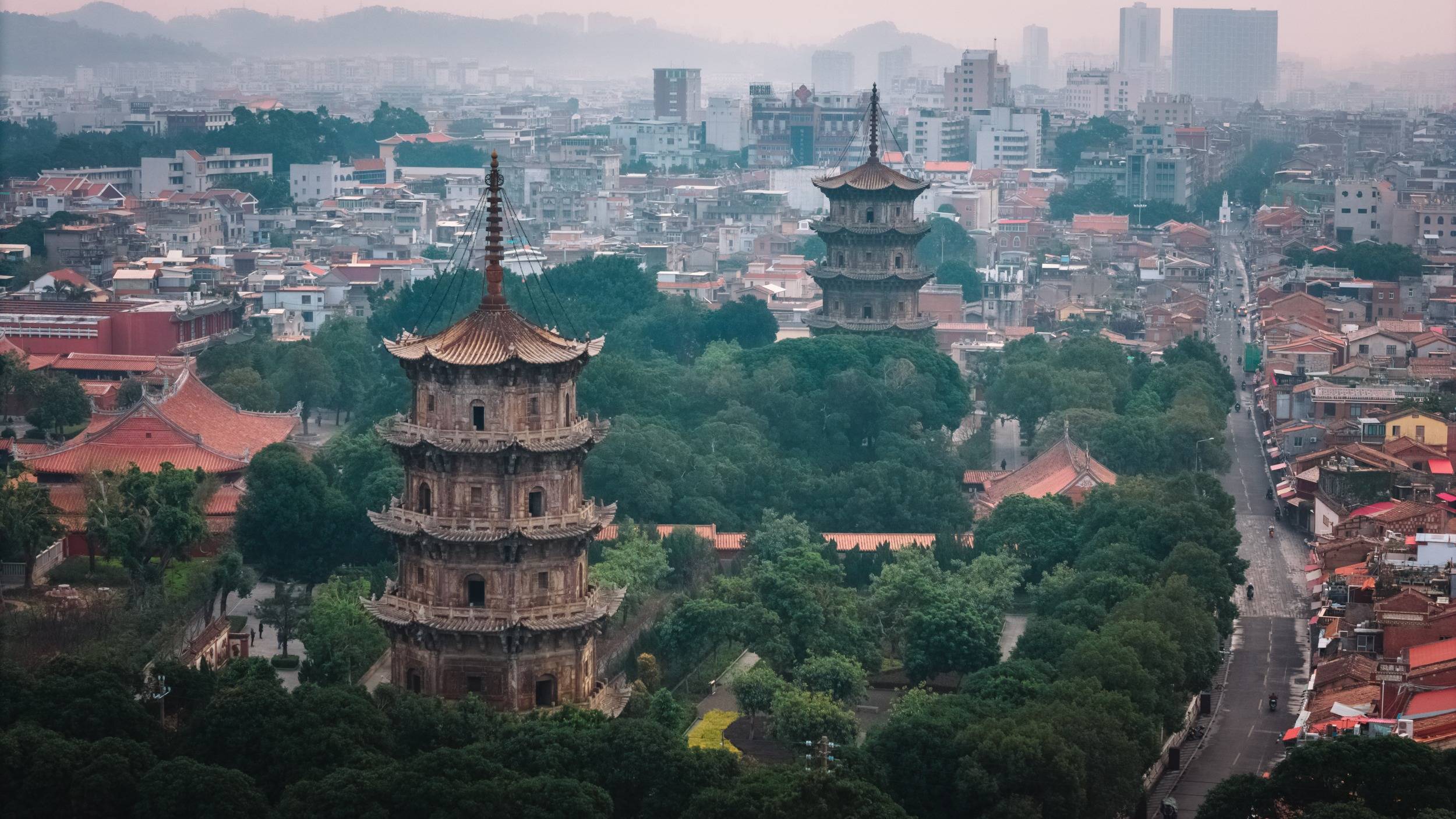 寺内的双塔巍峨耸立,见证了岁月的沧桑变迁