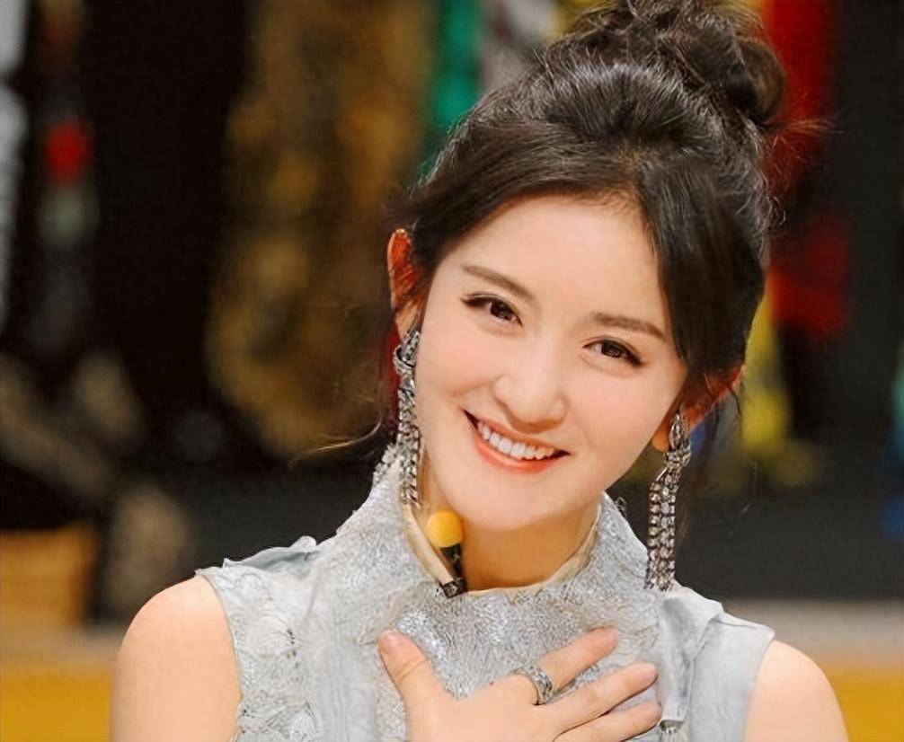 黄磊说她浅薄,掐小孩脖子,拽何穗头发,谢娜究竟在干什么?
