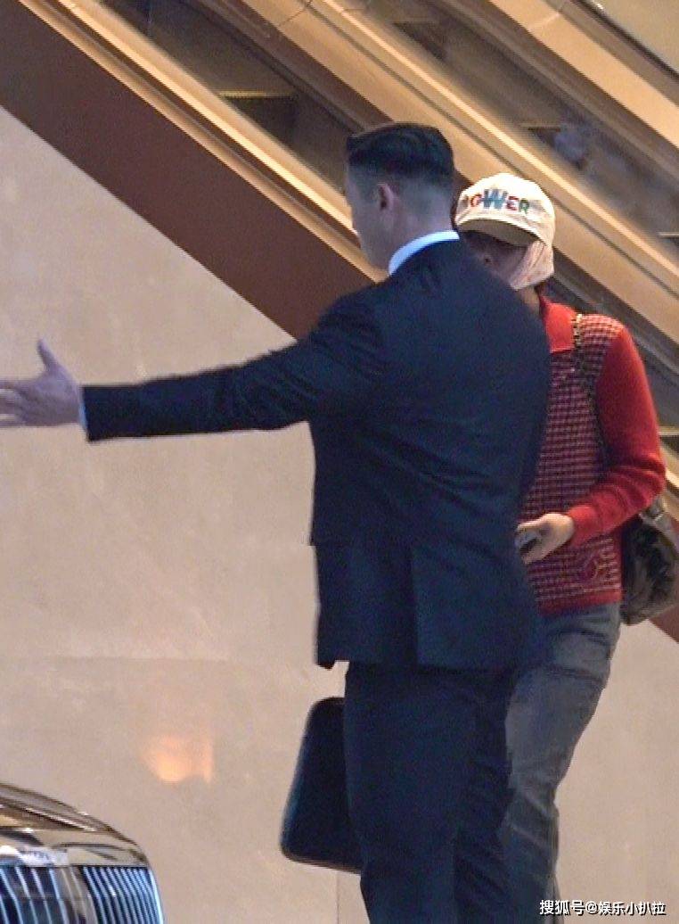 BIGBANG灵魂人物G-Dragon（GD）香港时装秀前震撼现身，粉丝疯狂接机场面失控_搜狐网, image size:762x1036