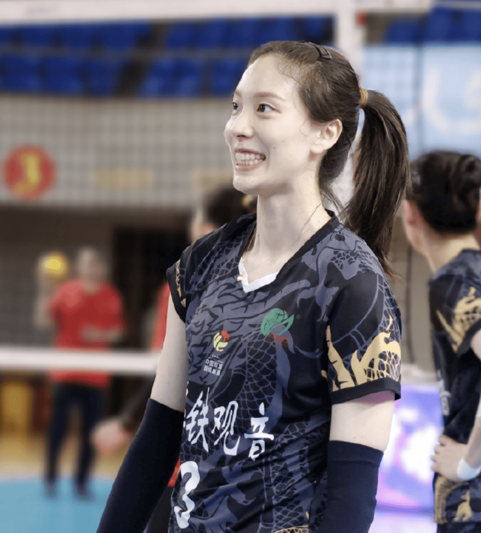 的郑益昕是女排有名的美女国手,面容姣好,清纯可爱,再加上1米87的身高