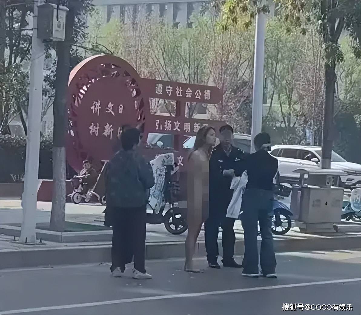 疑河南一名女子在大街上裸奔,视频曝光,真的很漂亮!