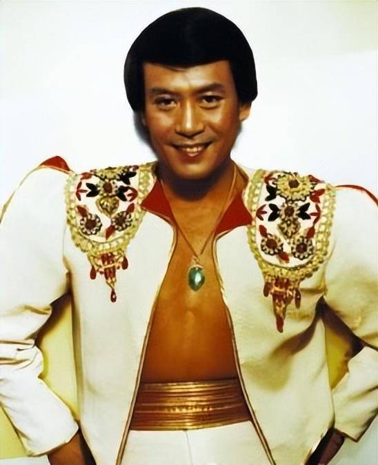 和许冠杰齐名,金庸为他题匾挽联,不被人熟知的罗文凭什么称歌神