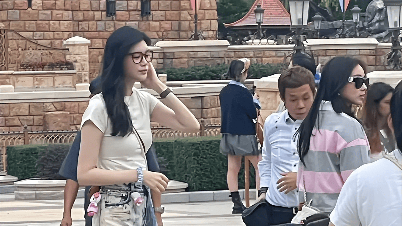 奚梦瑶晒母女日常,穿亲子装出游好有爱,3岁女儿继承妈妈大长腿