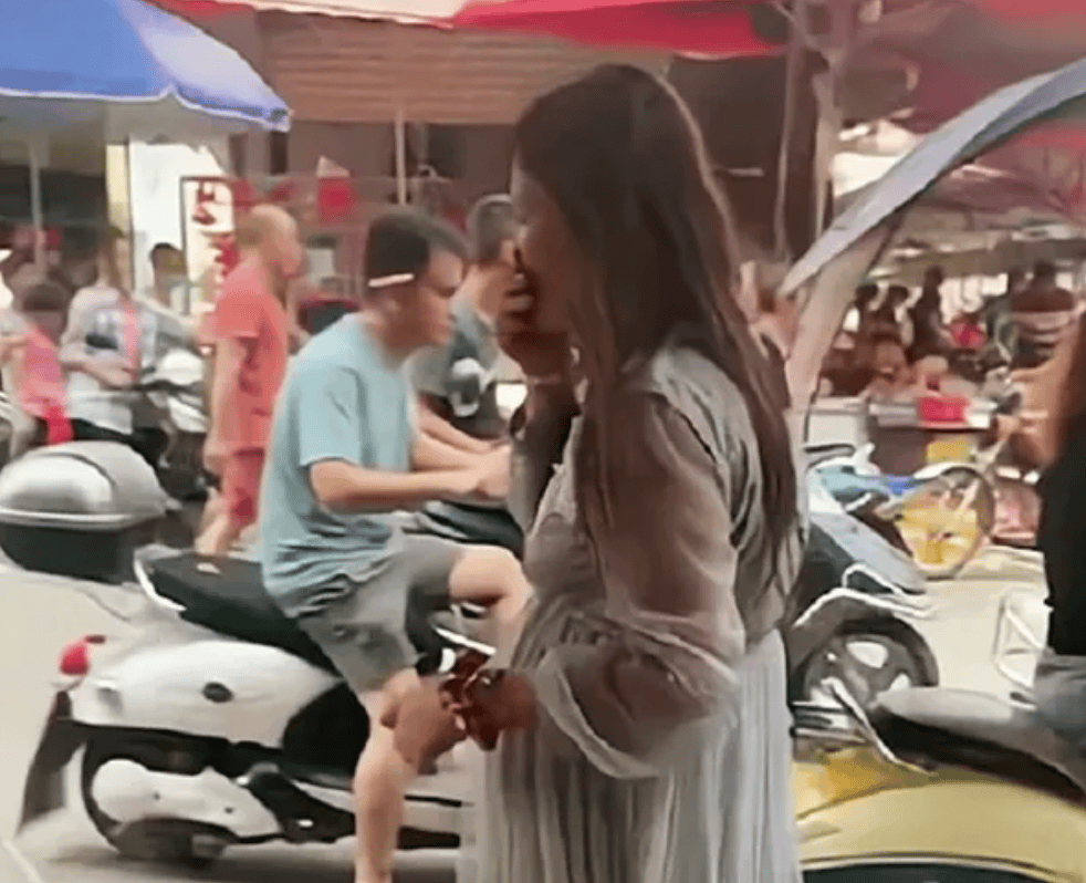 广西流浪女花姐:凭捐款生了3胎后又怀孕,谁在背后策划整件事?