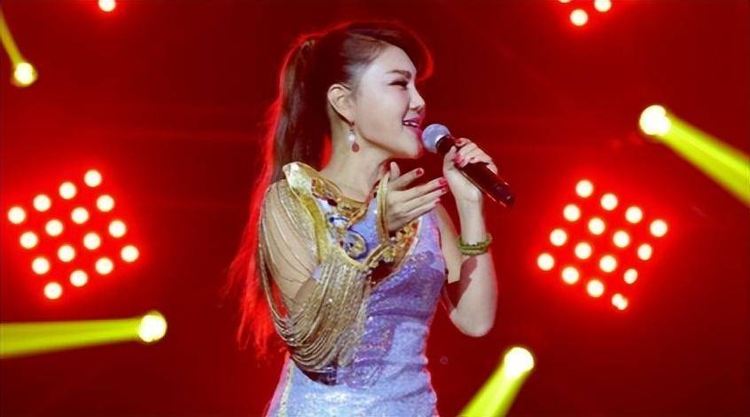 "出道走红,成为央视宠儿,被揭穿真面目后现状惊人_乌兰图雅_音乐_托娅