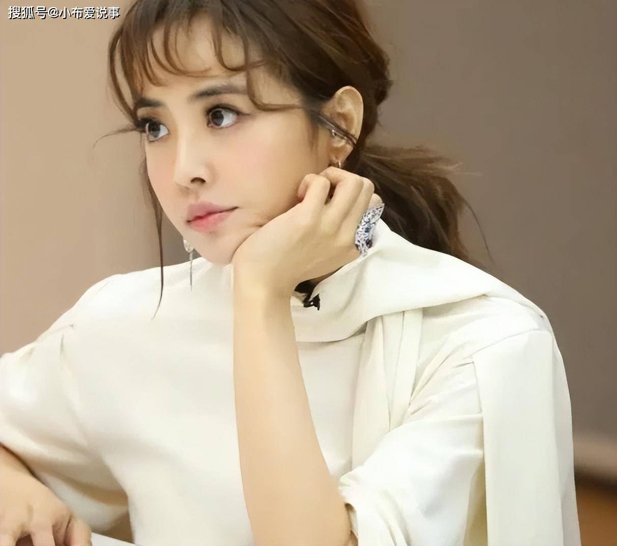 娱乐圈土豪蔡依林,出门必戴天价珠宝,给狗狗买2万名牌外套!