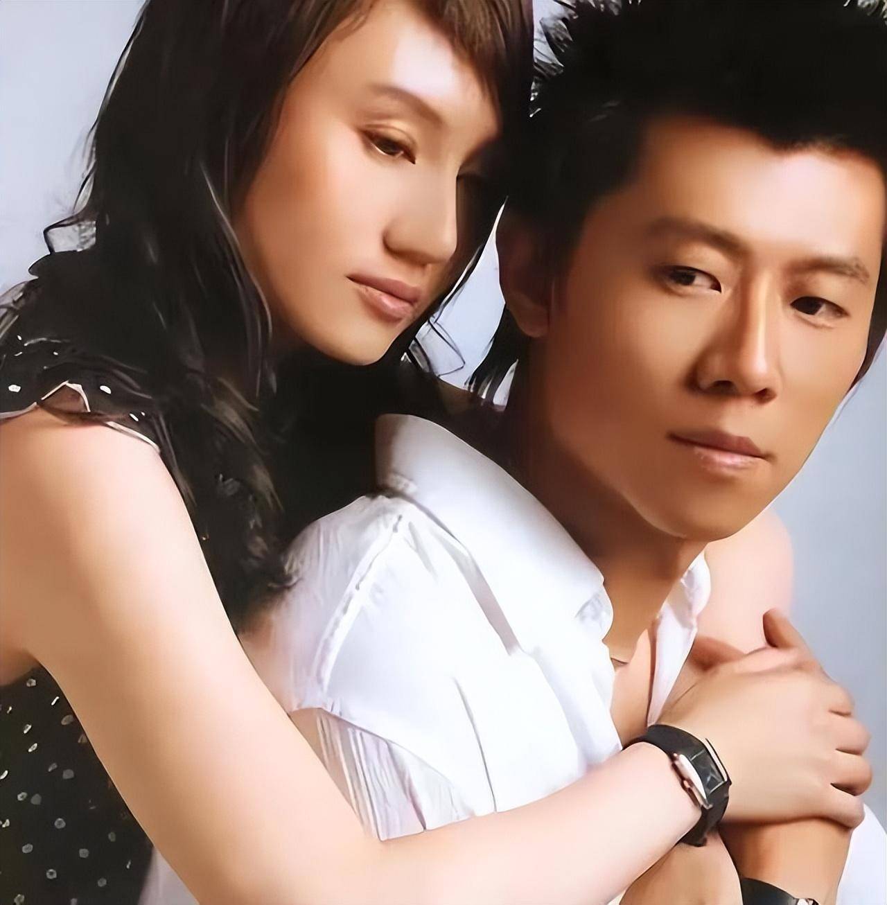 夏雨:结婚不邀请父亲,婚后与母亲明算账,妻子袁泉为他感到心疼