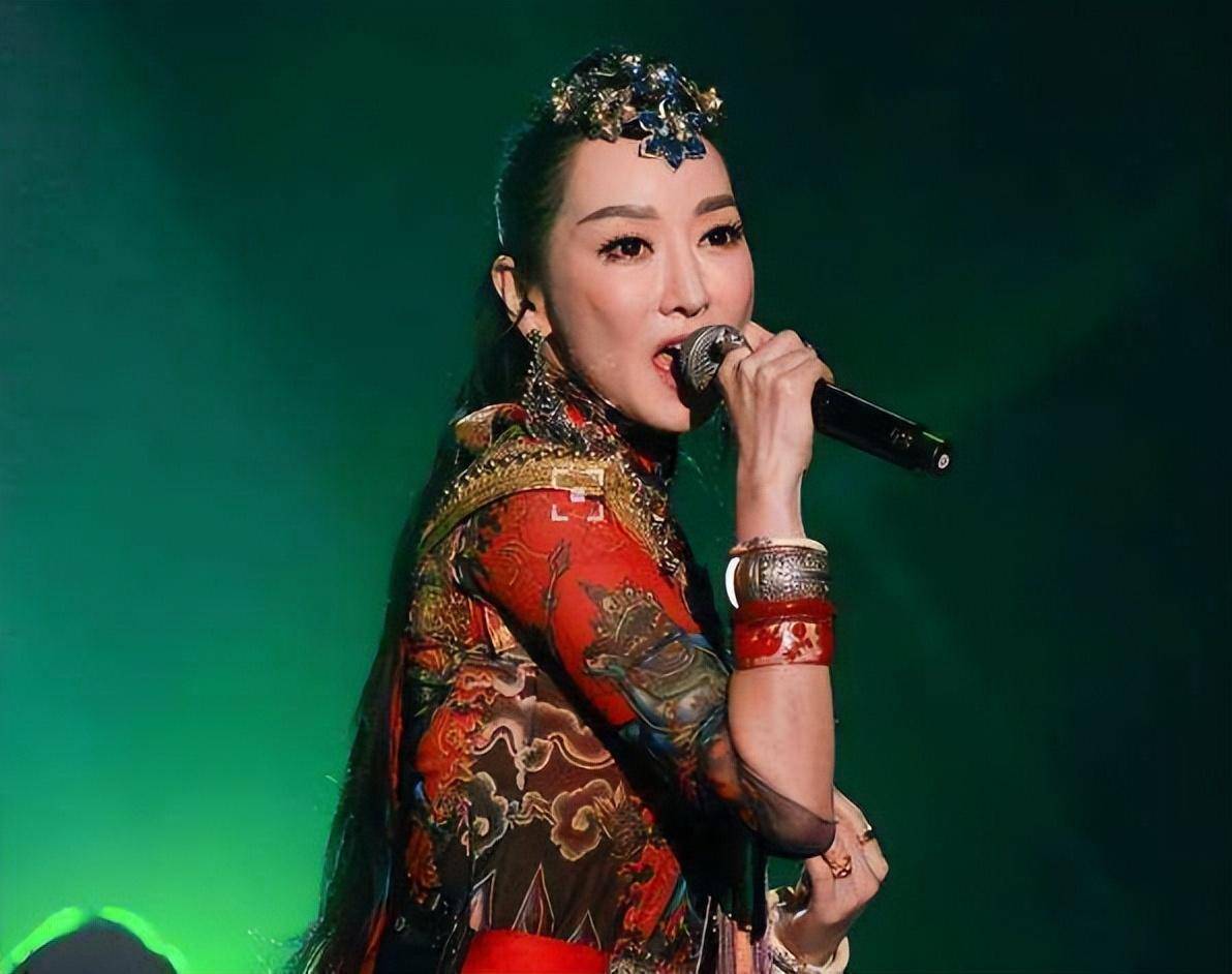 萨顶顶今年才40岁?网友调侃:周鹏,换个名字我就不认识你了?