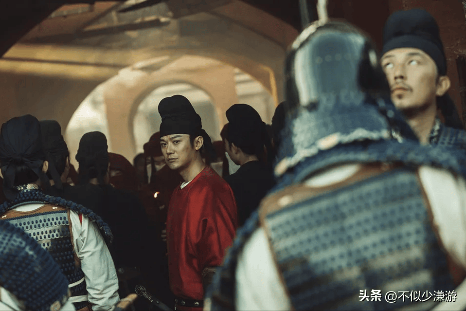 在《将军在上》,《海上牧云记》两部古装戏里,他又连续出演了两个皇帝
