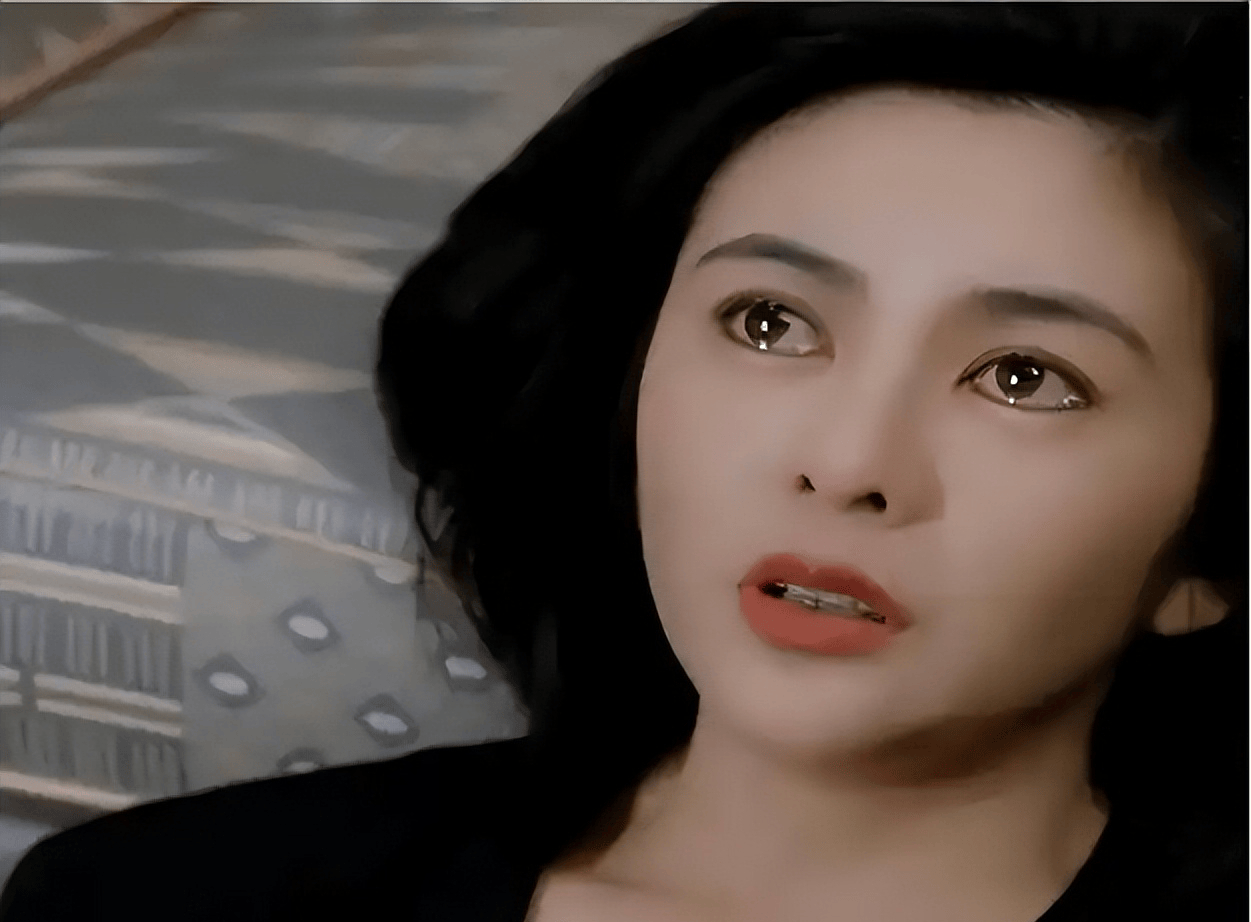 62岁关之琳敦煌行,与59岁已婚富豪手摸大腿合影,正妻宣告主权