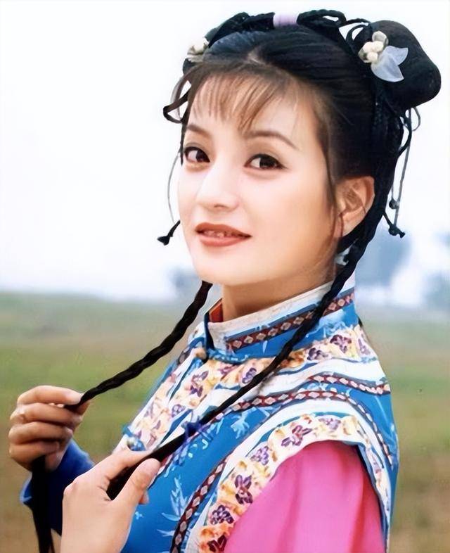 "小燕子"飞走了!48岁赵薇精神憔悴身材臃肿,沦落至此她后悔吗