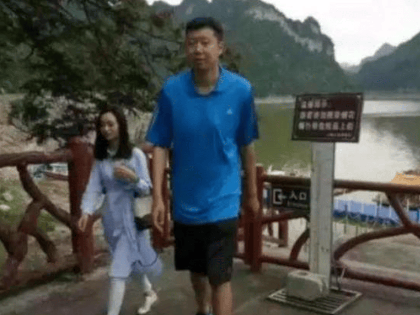 王治郅32岁妻子周蕾:笑容温暖很自信,外出不见大郅身影