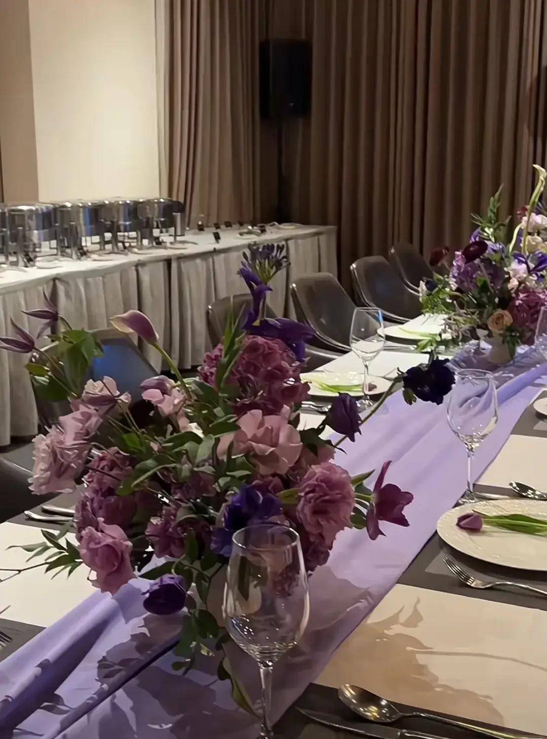胡军给老婆庆50大寿生日宴布置浪漫大气康康绅士给妈妈戴项链