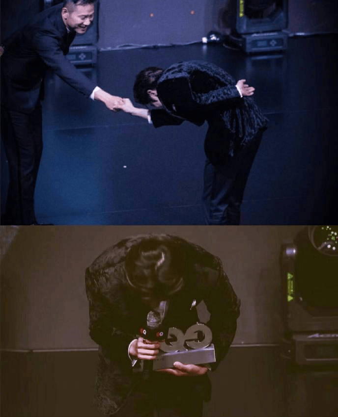 只见蔡徐坤双手插兜笔直地站在门口,等着工作人员开门,自己倒潇洒地走