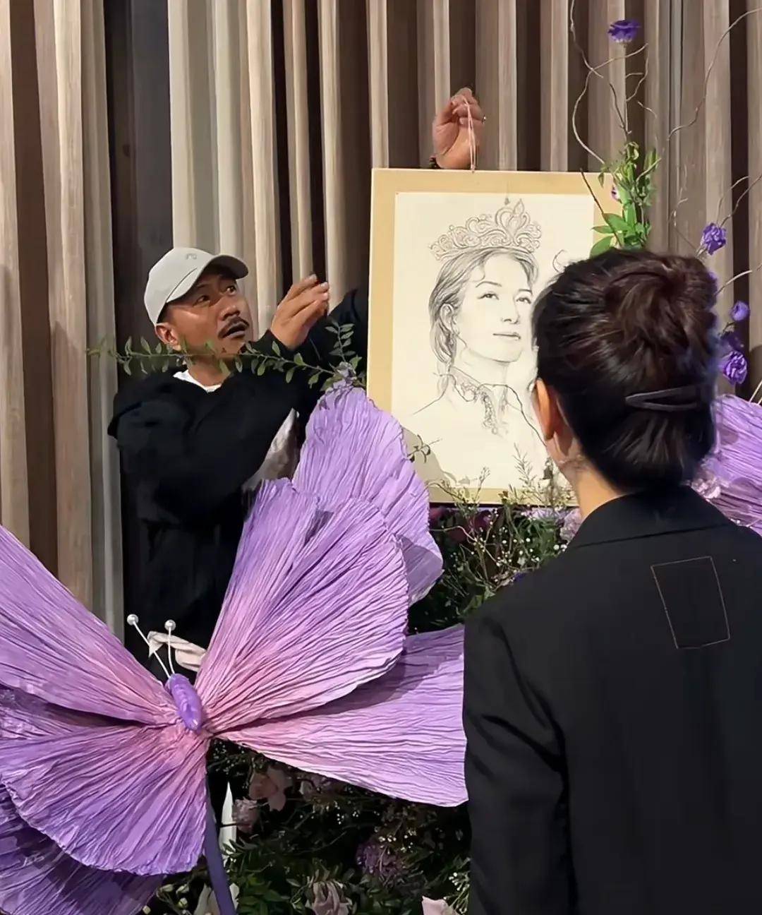 胡军给老婆庆50大寿生日宴布置浪漫大气康康绅士给妈妈戴项链