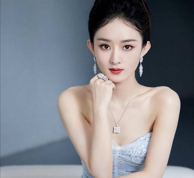 进入华谊后,赵丽颖并没有一炮而红,反而在多部电视剧中充当了"小角色"