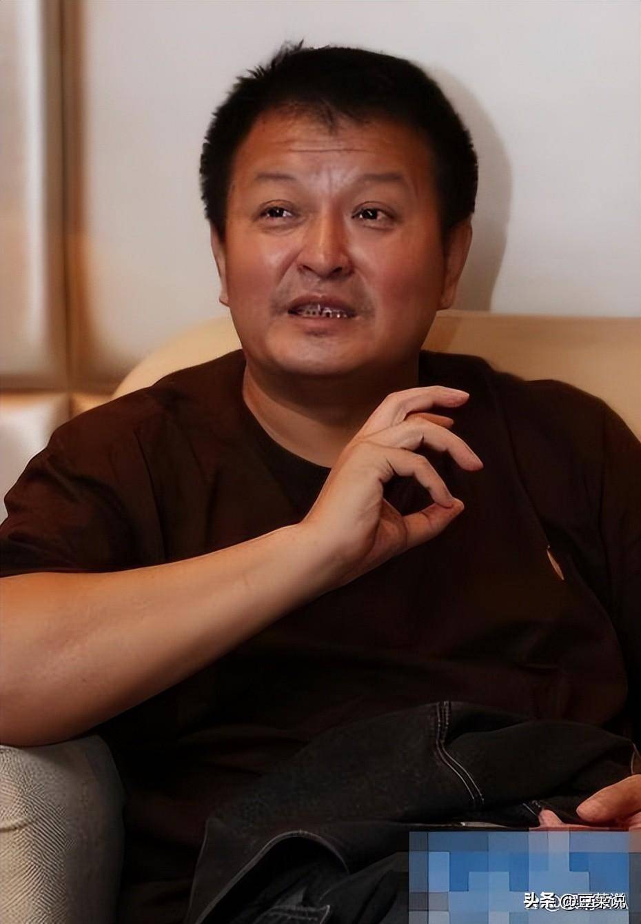 "平民导演"杨亚洲:离异后娶倪萍,偏爱继子亲生儿子嫉妒吗?