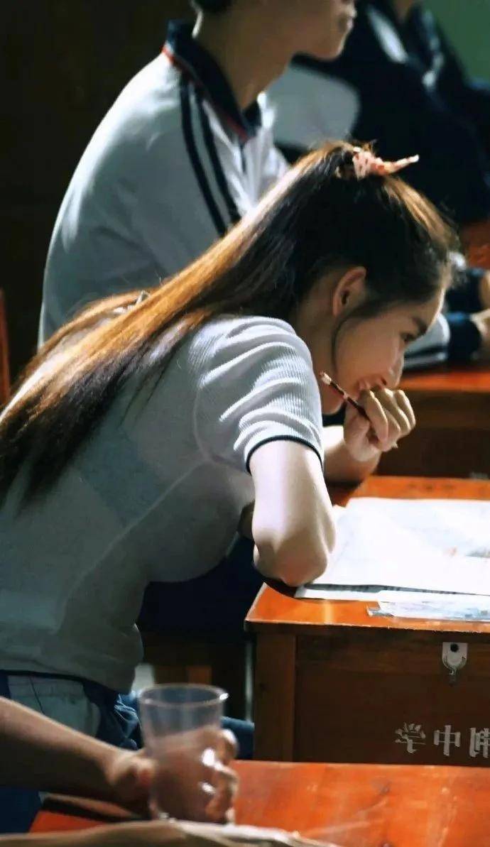 王玉雯内衣若隐若现"被侵犯",校服成了透视装,你告诉我这是青春校园剧