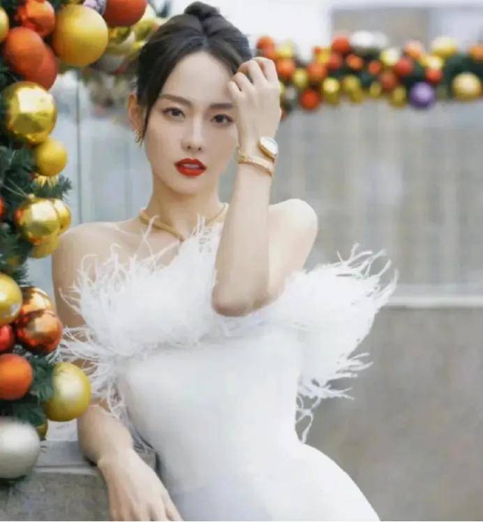 六位当红女星写真惊艳亮相,纯真与魅惑交织令人沉醉 第2张 六位当红女星写真惊艳亮相,纯真与魅惑交织令人沉醉 第2张