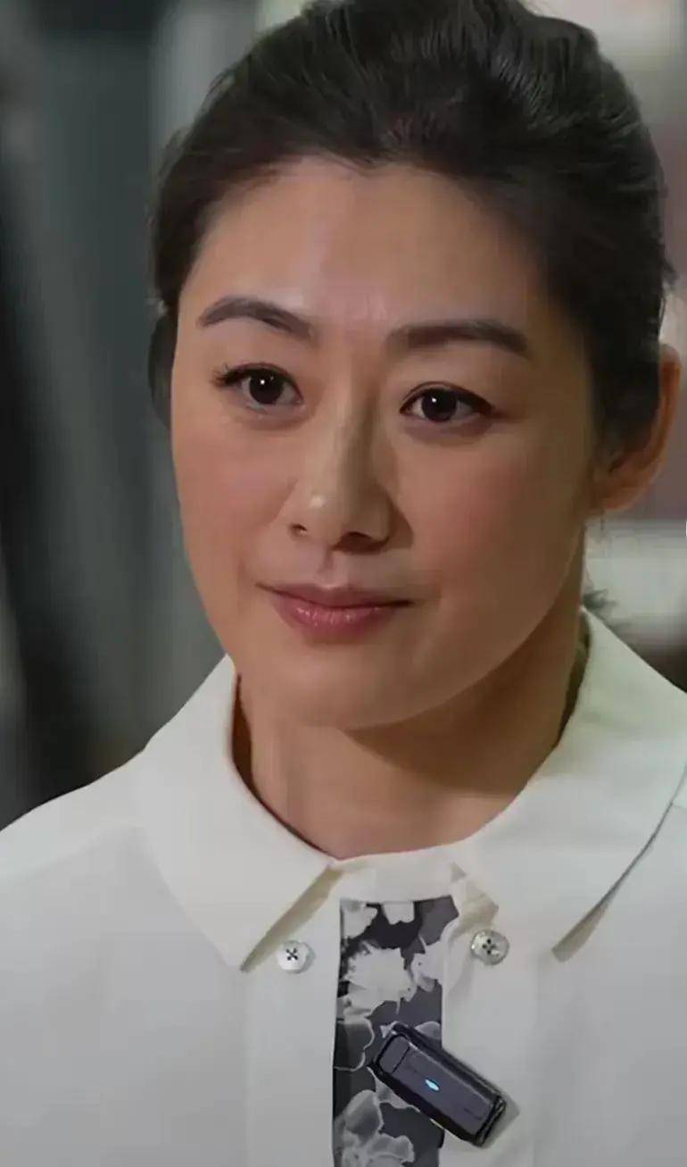 在央视采访中,张萌萌问到全红婵对于"少年成名"这一话题的看法时,她没