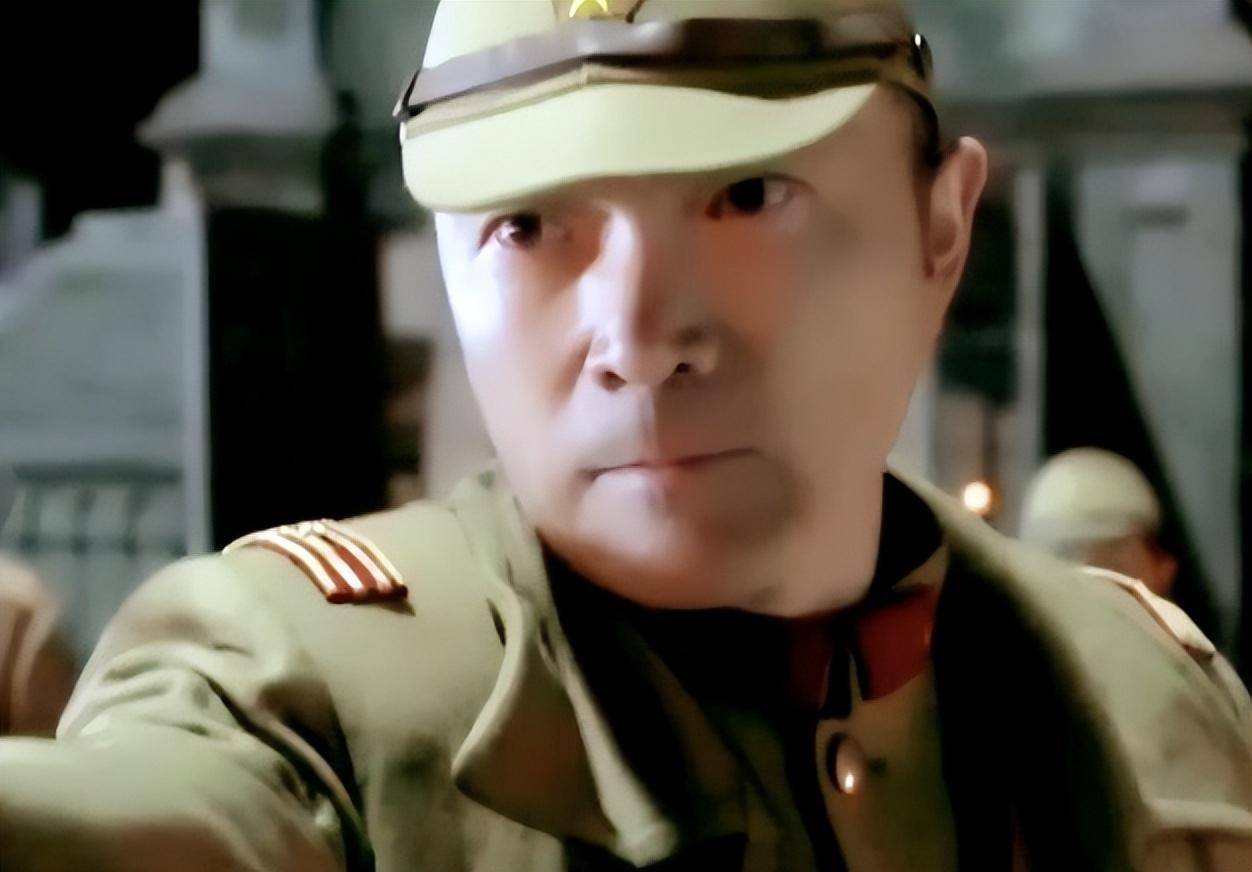 说完队长就想到了副队长宗方,当时的大泷明利33岁,看起来