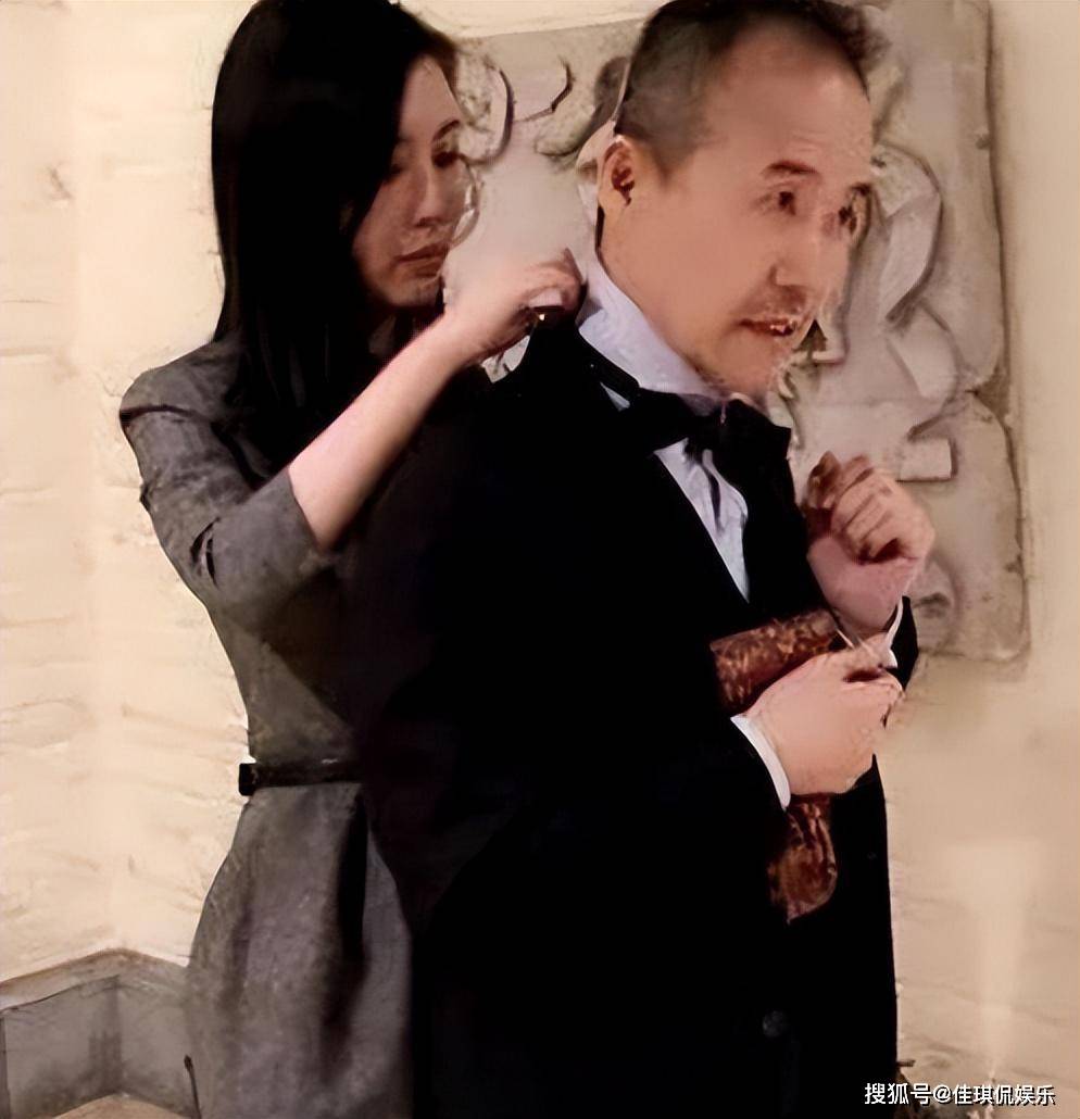 王石田朴珺亮相广州车展,73岁王石像小跟班,43岁田朴珺气质优雅