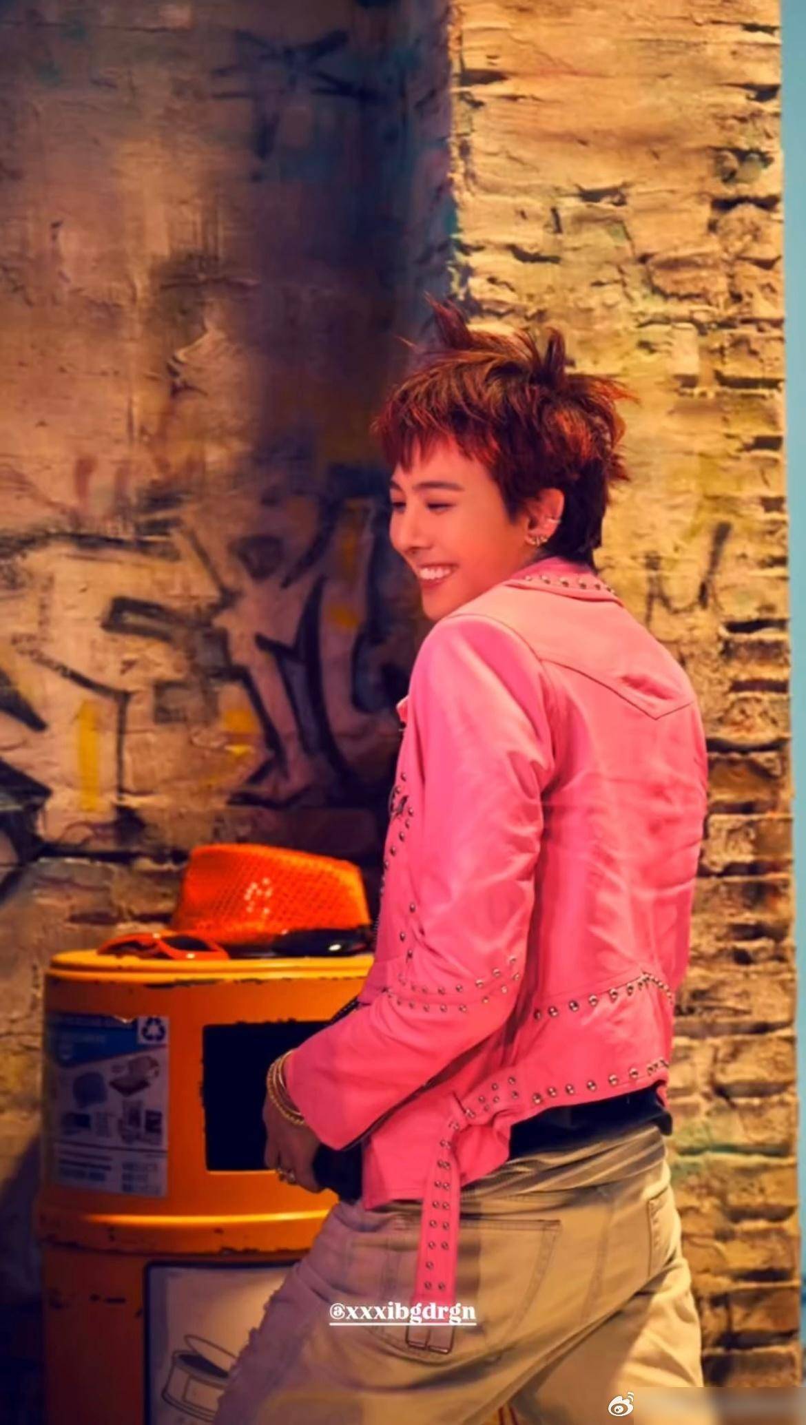 周润发惊爆:权志龙竟被称为靓女,粉丝热议狂潮来袭!_偶像_称呼_网友